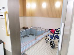 明るい照明の車椅子対応浴室