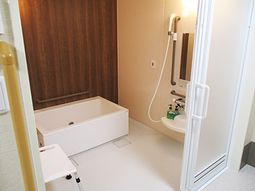 明るい清潔な浴室