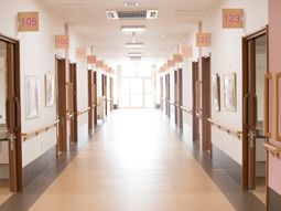 明るく清潔な廊下