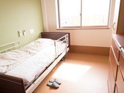 明るい個室の居室