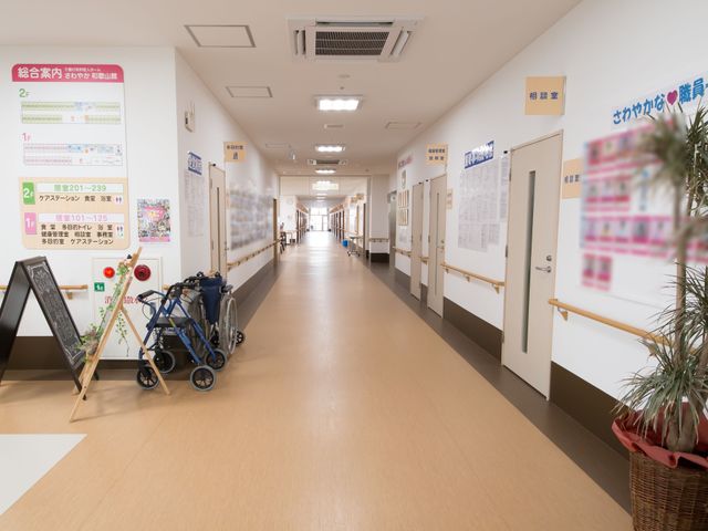 広々とした明るい廊下 廊下 手すり付きの長い廊下は清潔で明るく、車椅子も置かれており、利用者の安全と快適性が考えられています。