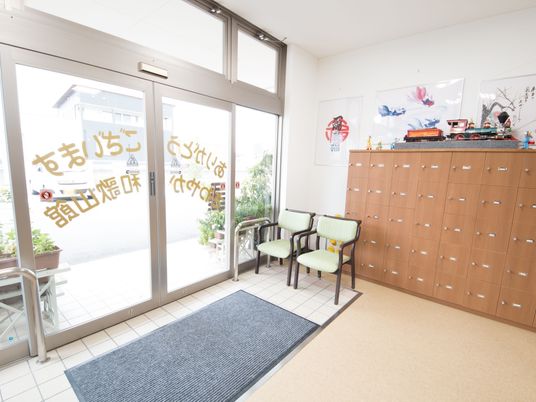 明るいエントランスの風景