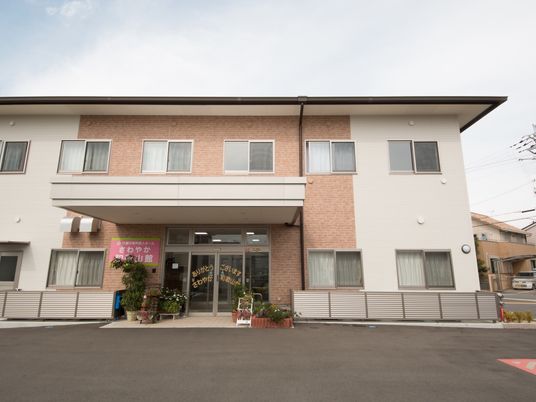 明るい外観の施設入口