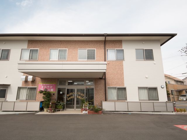 明るい外観の施設入口 外観 温かみのある施設入口は、来訪者を優しく迎え入れます。心地よい環境での仕事をご希望の方には最適です。