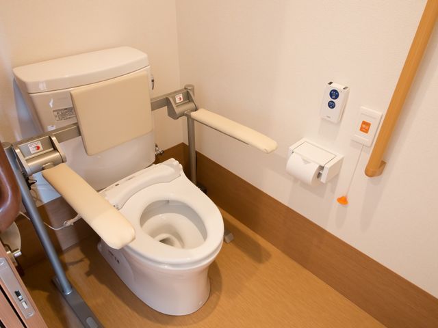 バリアフリートイレ設備 トイレ 手すり付きの安心トイレで、必要な時にすぐにスタッフを呼べるコールボタンが完備されています。安全かつ快適にご使用いただける工夫がされています。
