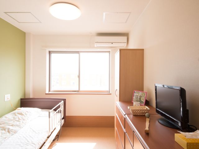 居心地の良い居室景観 居室 日差しの入る明るい個室です。一人一人のプライバシーが尊重された安心できる空間が提供されています。