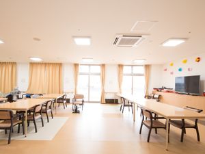 広々とした明るいダイニング