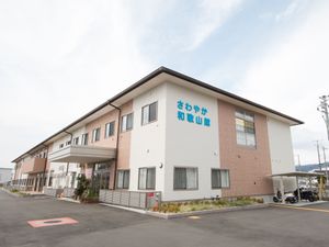 白と茶色の外壁の建物