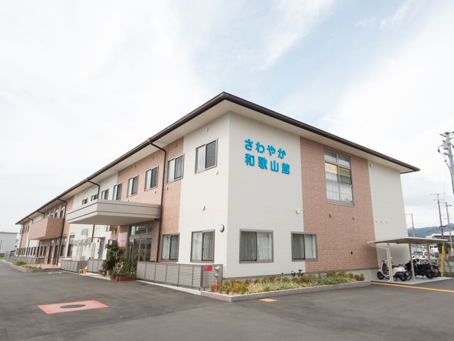 白と茶色の外壁の建物 外観 清潔感あふれる建物の外観です。スタッフとしてこのような環境でお仕事できることをご検討ください。