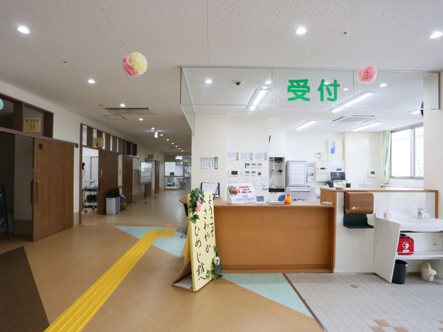 フロント兼案内所 受付 明るく開放的な受付エリアでは、心地よい対応を目指すスタッフが常駐し、安心感を提供しています。