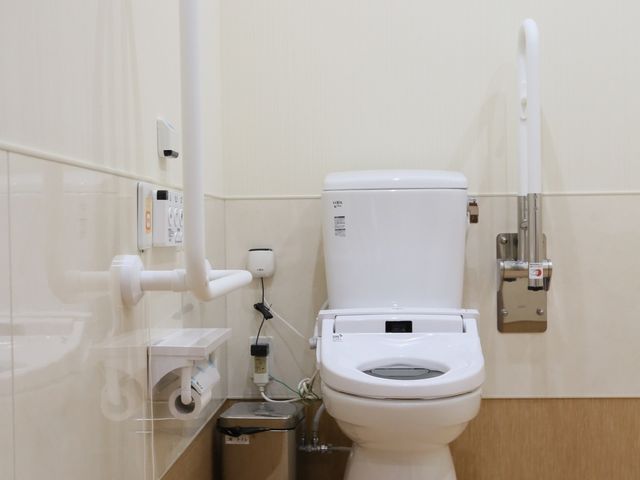 バリアフリー設計のトイレ トイレ 手すり付きで安心して使えるバリアフリーのトイレです。清潔感があり、安全に配慮された快適な空間が保たれています。