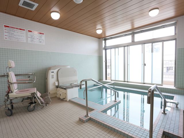 清潔な浴室設備 浴室 手すり付きで安全に配慮された浴室です。広々とした空間で、心地よい入浴を支えます。