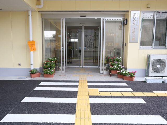 明るく清潔なエントランス 玄関 ゆったりとしたエントランスは心地よい第一印象を与え、訪れる方を暖かくお迎えします。