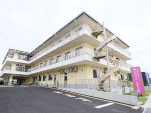 明るい外観の建物