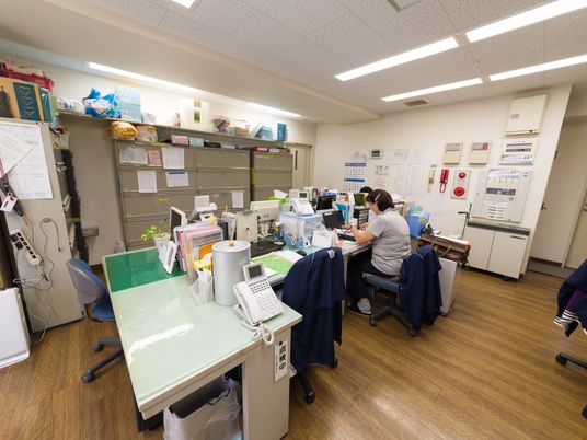 スタッフが作業する事務所