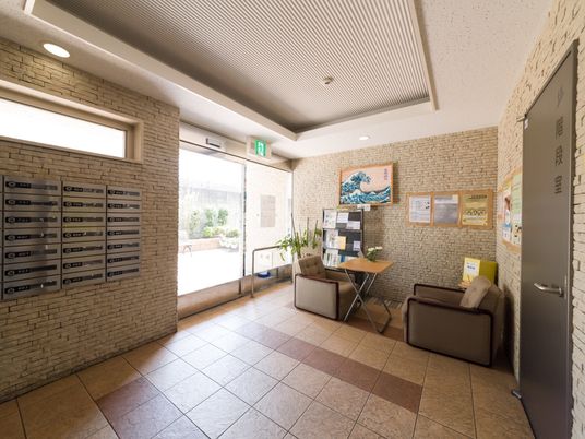 明るいエントランスの風景