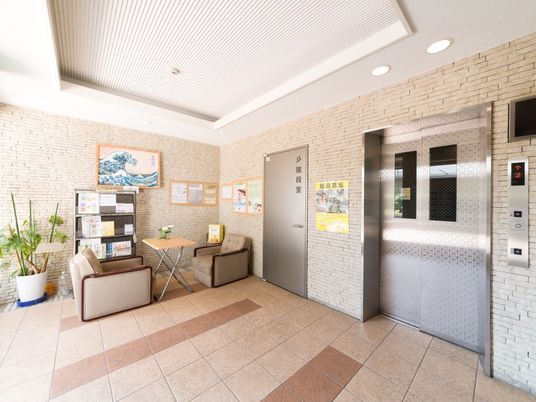 エレベーター横の待合スペース