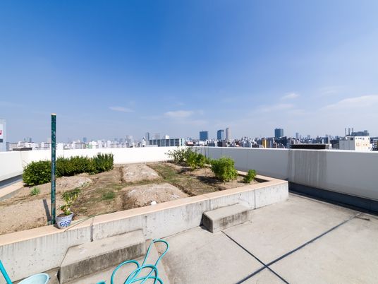 空と街の景色が広がるテラス