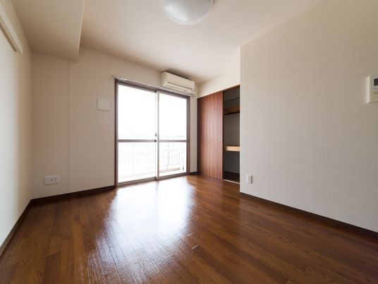 広々とした明るい居室