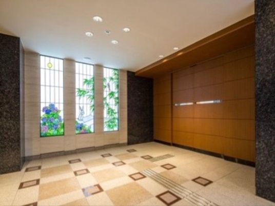 清潔感溢れる広々エントランス