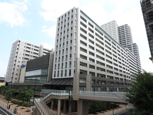 都会的な外観の建物