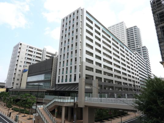 都会的な外観の建物