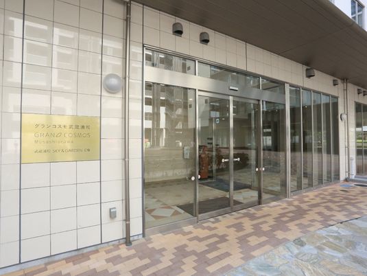 清潔感のある施設エントランス