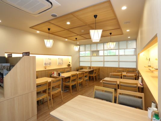 明るい食堂の内観