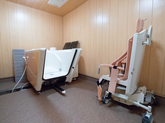 浴室訓練用機器と椅子