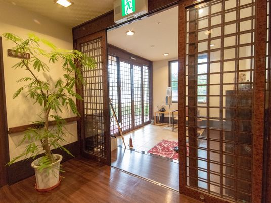 和風の照明と庭の眺め
