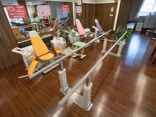 リハビリ機器が並ぶ部屋