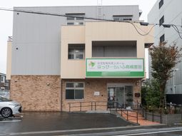 明るい外観の建物