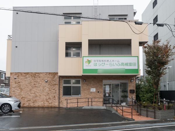 明るい外観の建物