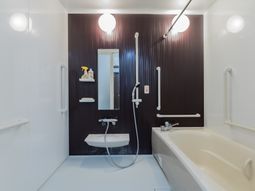 バリアフリー設計の浴室