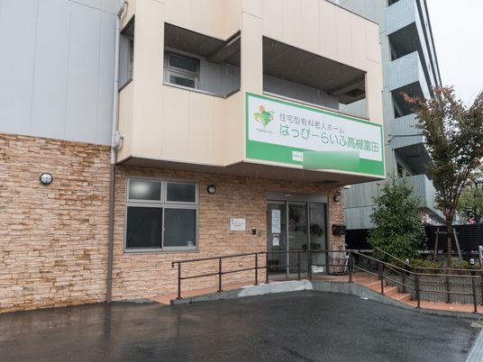 石造り壁のエントランス