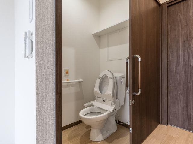 バリアフリー設計のトイレ トイレ 広々として使いやすいトイレスペースです。手すりの設置で安全に配慮されており、快適な生活が支援されます。