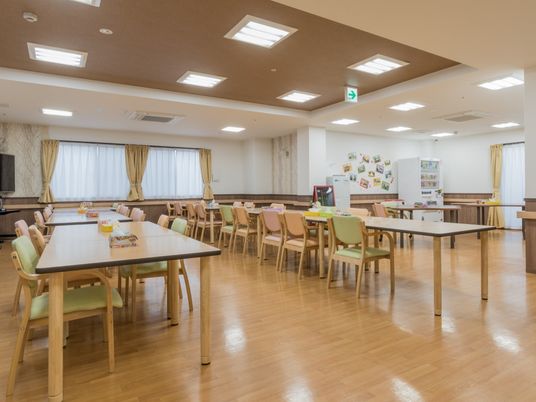 広々とした明るい食堂