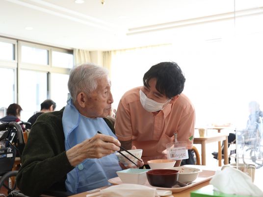 スタッフの優しい介助食堂