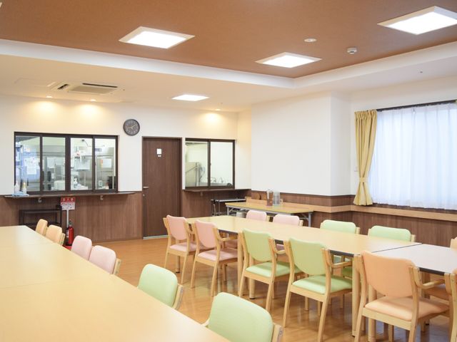 広々とした明るい食堂 食堂 ゆったりと配置された椅子やテーブルがあり、窓からの自然光が心地よい空間です。共に食事を楽しむ時間が暮らしの豊かさを感じさせます。