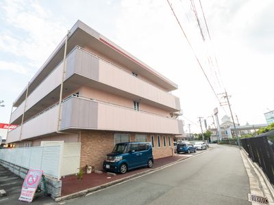 ピンクの建物の外観