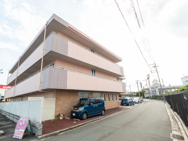 ピンクの建物の外観 外観 明るい色合いの建物は、訪れる人々にやさしい印象を与えます。ゆったりとした駐車スペースも完備しております。