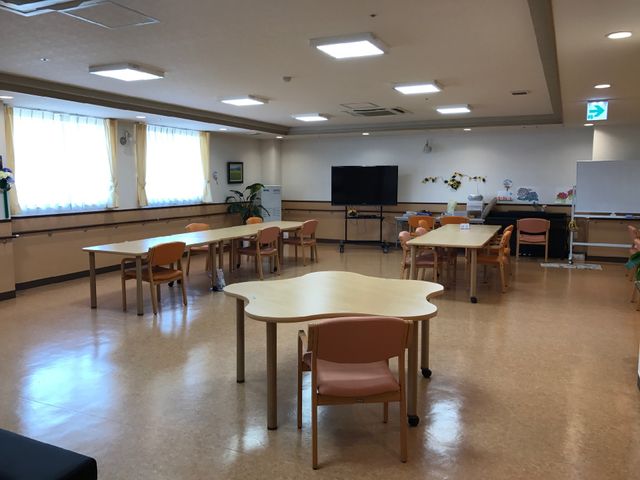 明るい共有リビングスペース 食堂 広々としたリビングスペースで、利用者の皆様が食事やコミュニケーションを楽しみます。天井が高く、自然光が差し込む快適な環境です。