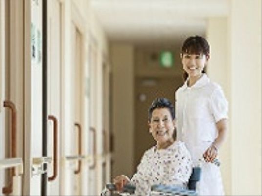廊下での明るい笑顔