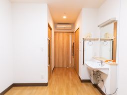 清潔な廊下と洗面台