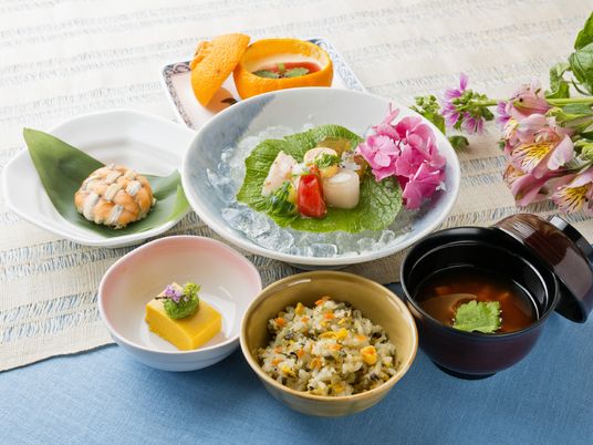 和食の彩り豊かな食事