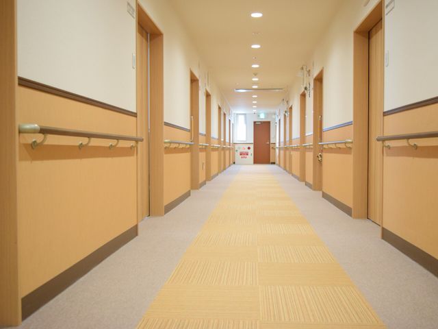 広々とした廊下 廊下 ゆったりとした廊下は手すりも完備しており、安心して歩行できる環境が整っています。壁の色合いも落ち着いた雰囲気を演出し、快適にお過ごしいただける空間です。