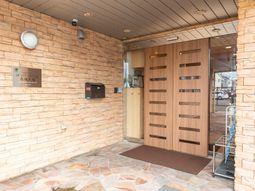 明るいエントランスの外観