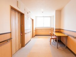 明るい廊下の空間