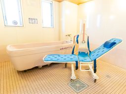 明るい浴室設備