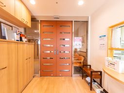 フロントの明るいエントランス